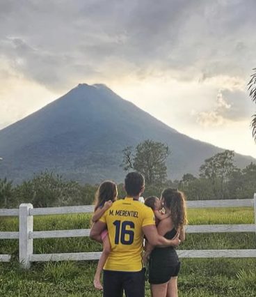 Familia frente al volcán