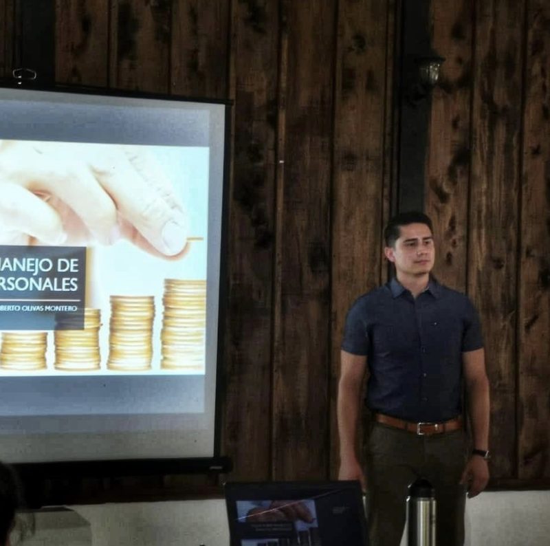 Roberto impartiendo un taller