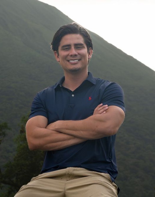 Retrato de Roberto Olivas frente al volcán Arenal