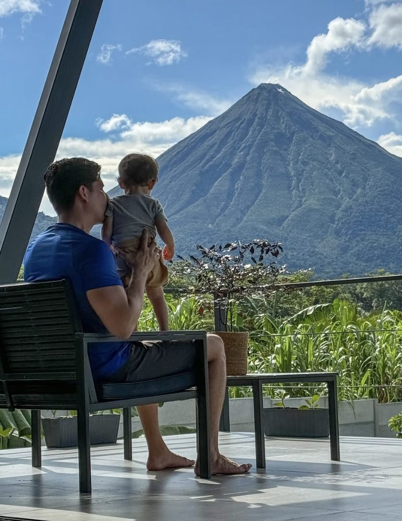 Roberto con su hijo frente al volcán Arenal